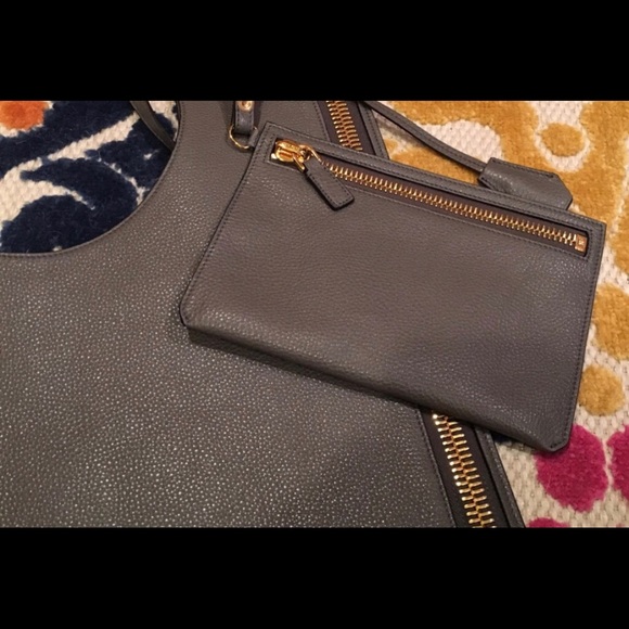 Sleek & stunning Alix Tote in Graphite - Picture 6 of 9